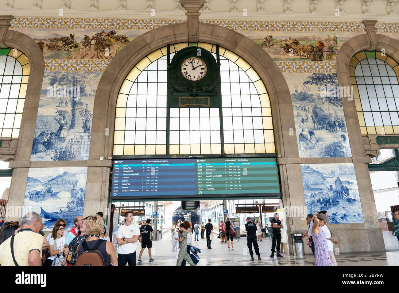 Interno della storica stazione ferroviaria con piastrelle azulejo ornate e architettura ad arco a Porto Foto Stock