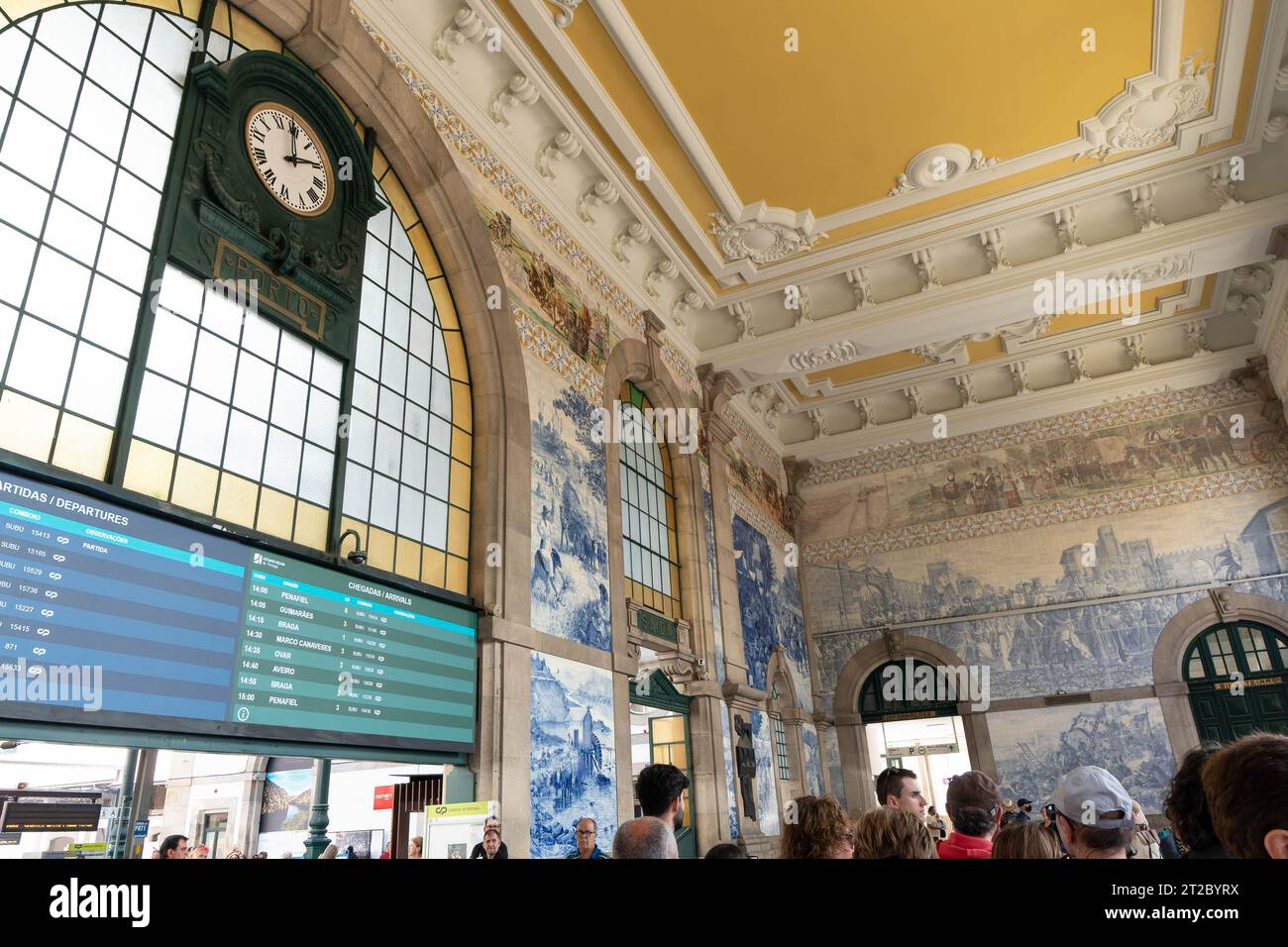Interno della storica stazione ferroviaria con soffitto decorato e piastrelle azulejo portoghesi tradizionali Foto Stock