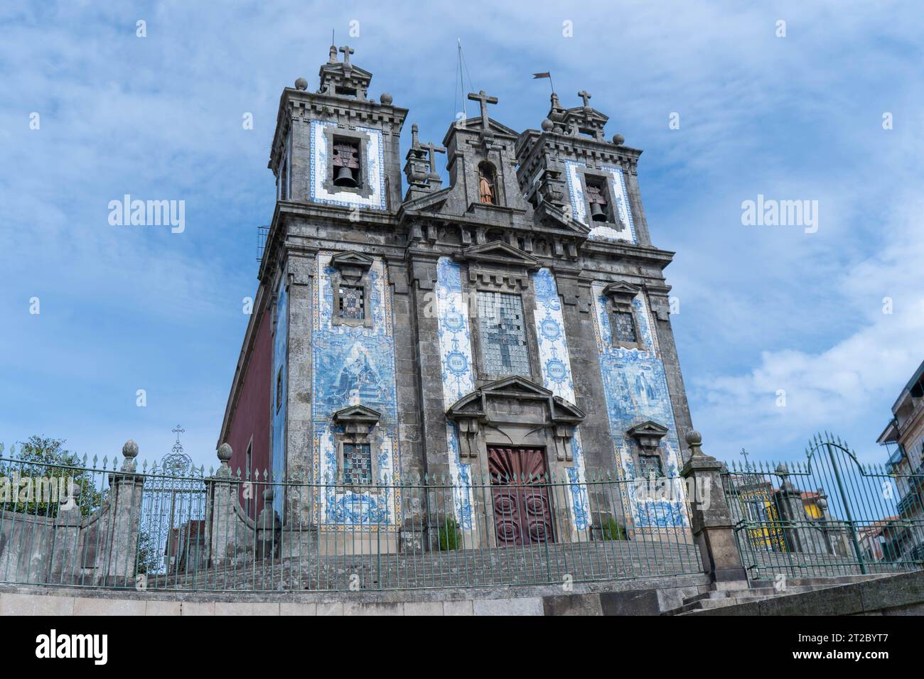 Storica chiesa portoghese con piastrelle blu azulejo e due campanili a Porto Foto Stock