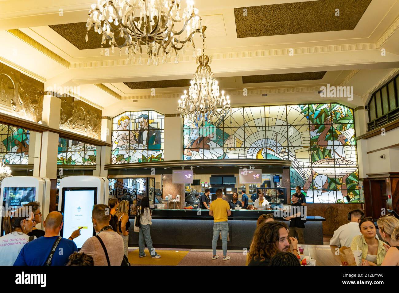 Gli interni del Grand Art NouveauCafe con lampadari di cristallo e vetrate colorate a Porto Foto Stock