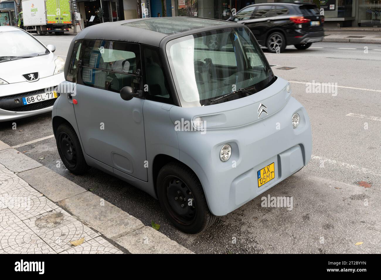 Micro auto elettrica grigia sulla strada della città Foto Stock