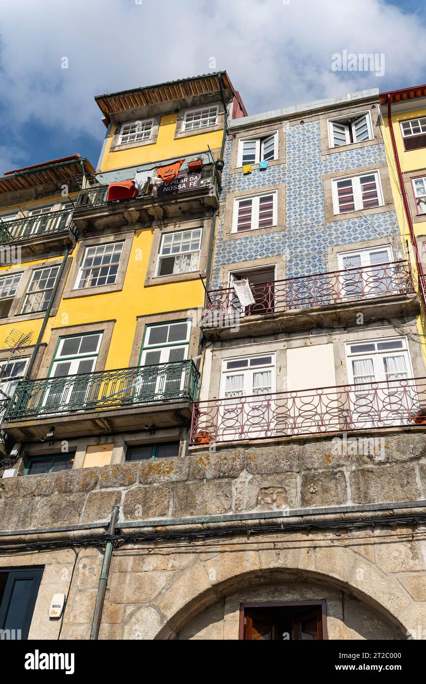 Edifici storici colorati con tradizionali motivi di piastrelle portoghesi a Porto, Portogallo Foto Stock