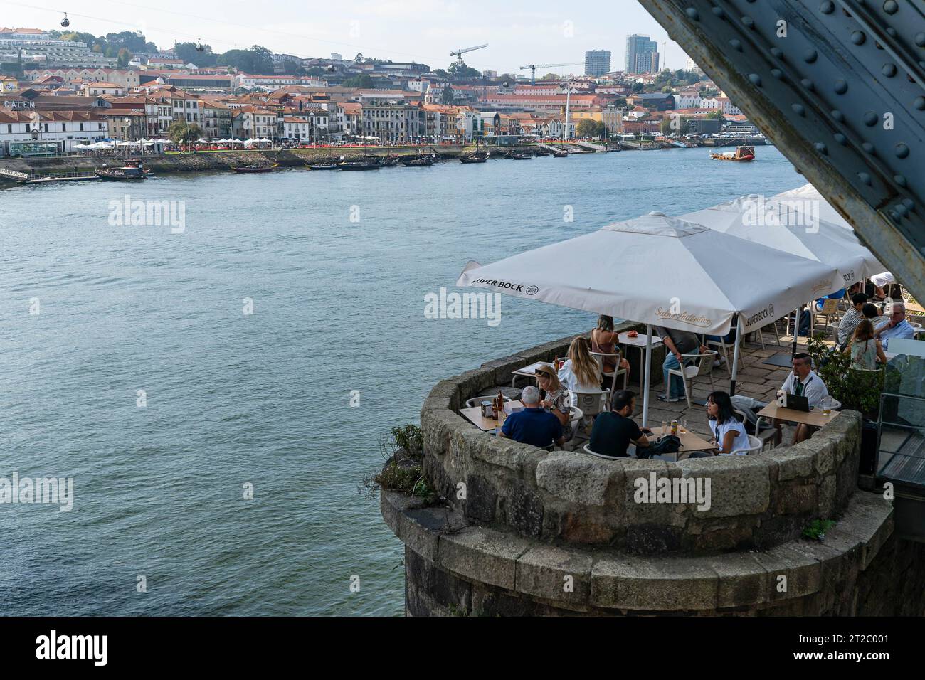Caffè all'aperto con vista sul fiume Douro e sul centro storico di Porto, Portogallo Foto Stock