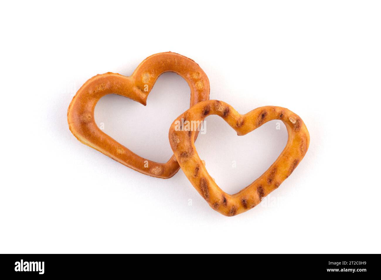 Pretzel a forma di cuore isolato su bianco con percorso di ritaglio Foto Stock