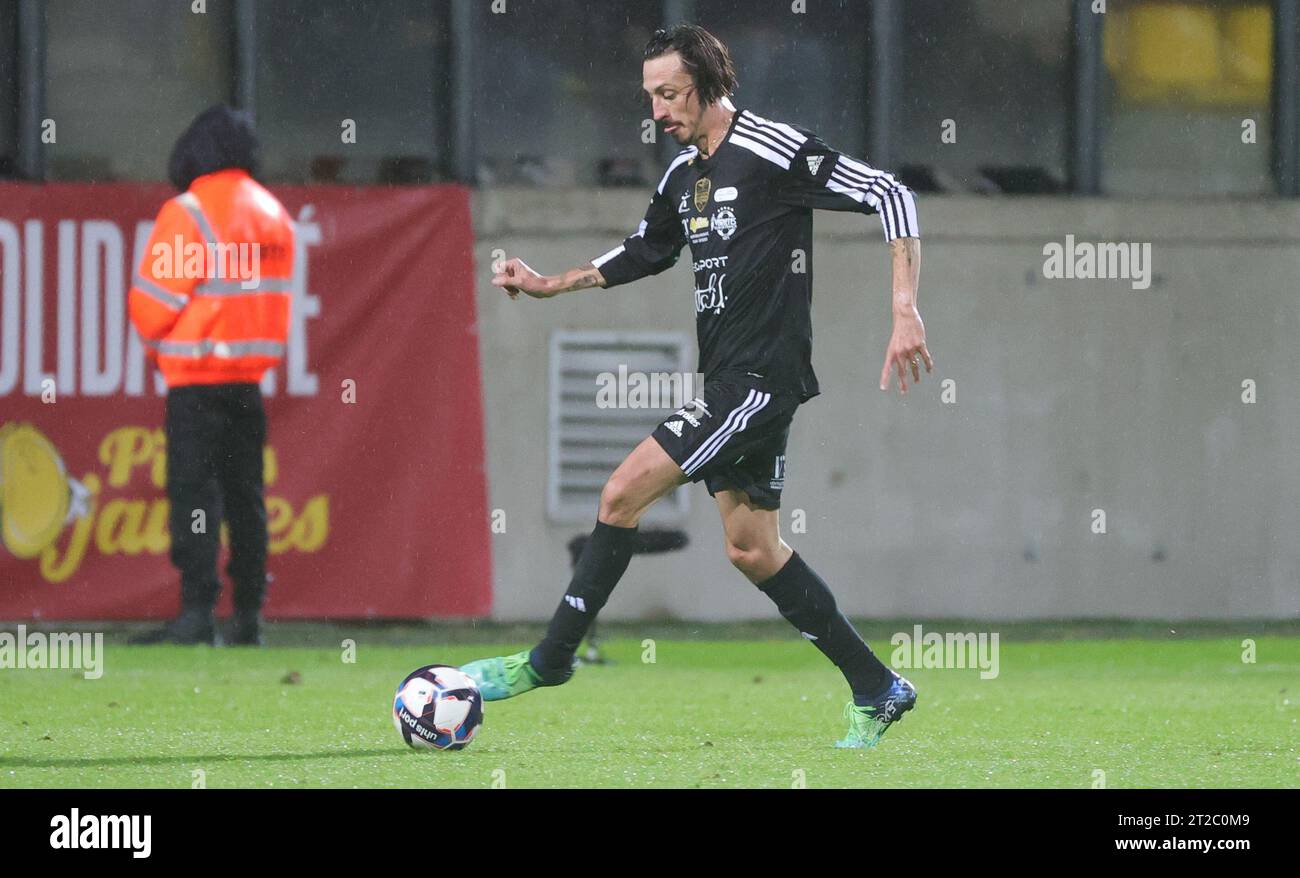 Calais, Francia. 18 ottobre 2023. Romeo Elvis di VCL raffigurato in azione durante una partita di calcio di gala tra Variety Club France con varie personalità e una squadra di Calais, per l'associazione Les Pieces Jaunes, mercoledì 18 ottobre 2023, a Calais, in Francia. Il belga Hazard ha annunciato la scorsa settimana il suo ritiro. BELGA PHOTO VIRGINIE LEFOUR Credit: Belga News Agency/Alamy Live News Foto Stock