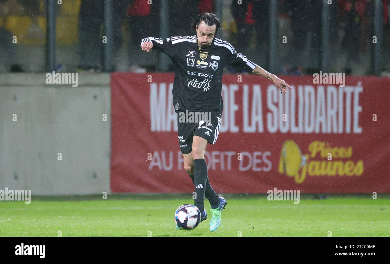 Calais, Francia. 18 ottobre 2023. Romeo Elvis di VCL raffigurato in azione durante una partita di calcio di gala tra Variety Club France con varie personalità e una squadra di Calais, per l'associazione Les Pieces Jaunes, mercoledì 18 ottobre 2023, a Calais, in Francia. Il belga Hazard ha annunciato la scorsa settimana il suo ritiro. BELGA PHOTO VIRGINIE LEFOUR Credit: Belga News Agency/Alamy Live News Foto Stock