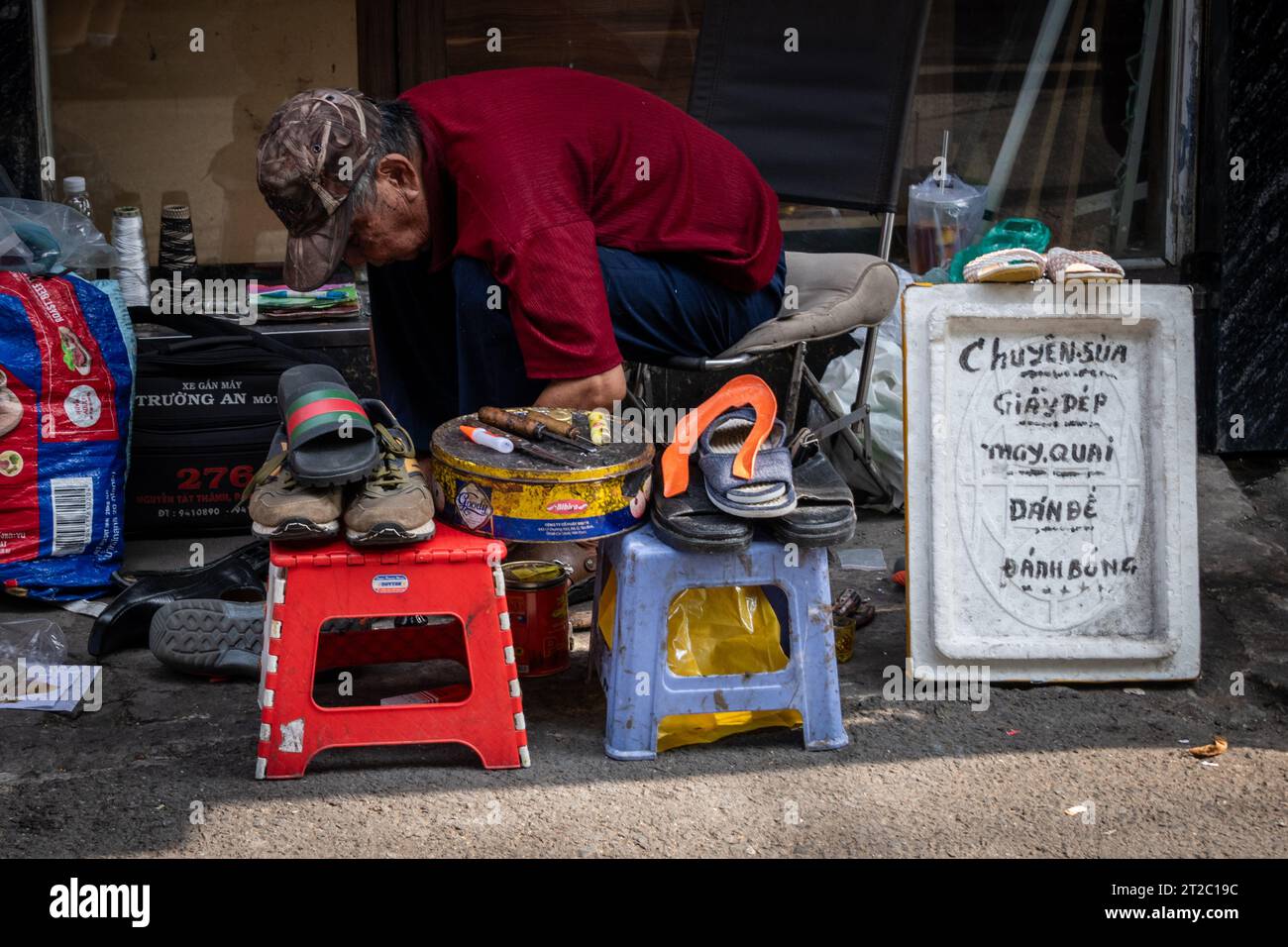 Officina di riparazione scarpe, Saigon, Vietnam Foto Stock