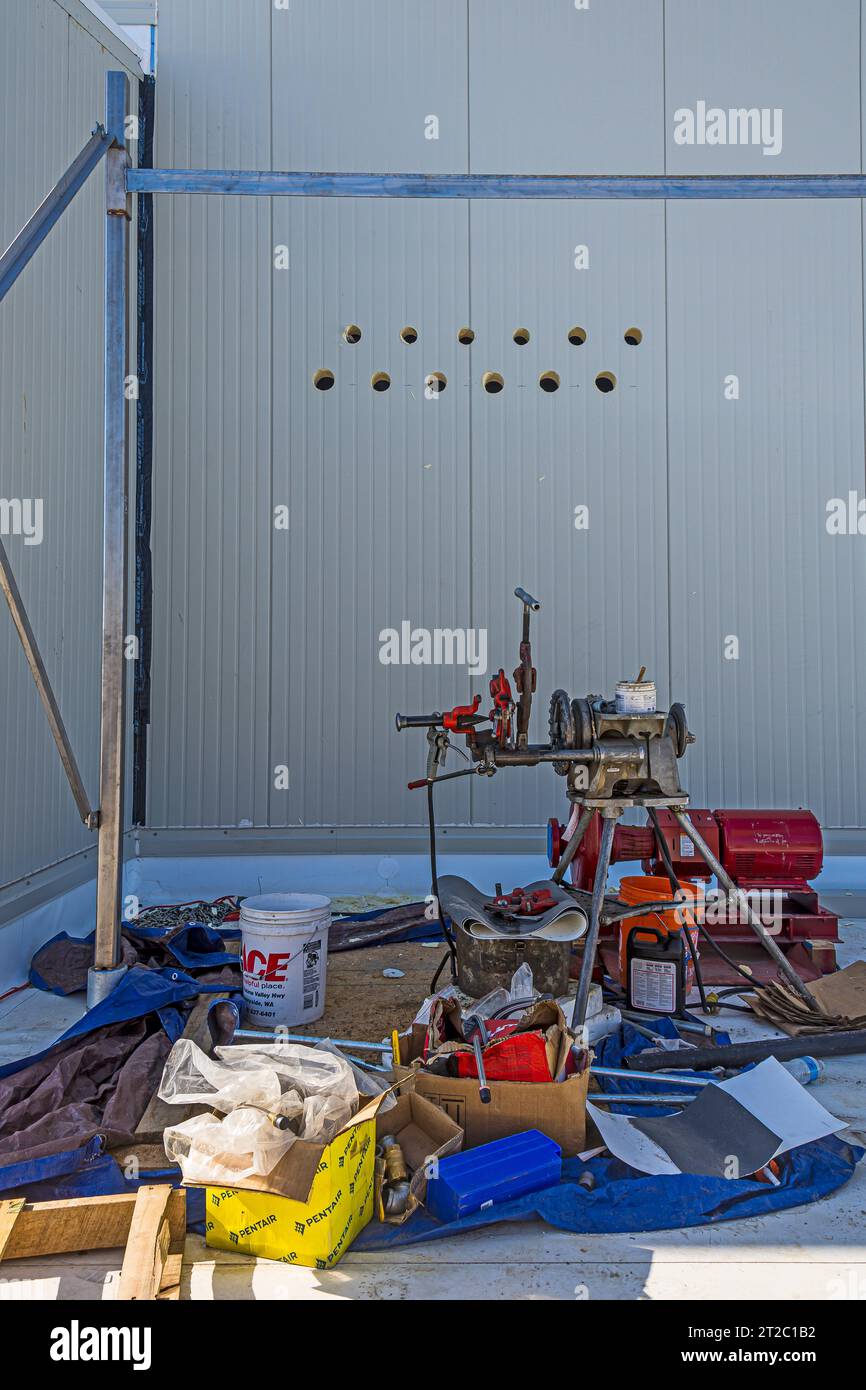 Utensili di alesatura per la lavorazione di tubi sul tetto in un magazzino di stoccaggio a freddo a CO2 (refrigerazione industriale). Foto Stock