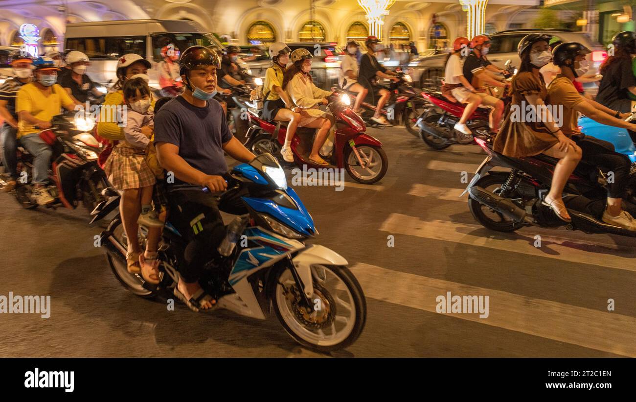 Scooter di notte a Saigon City, Vietnam Foto Stock