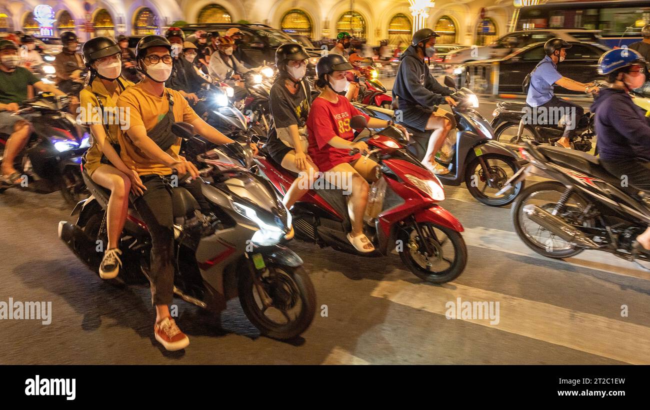 Scooter di notte a Saigon City, Vietnam Foto Stock