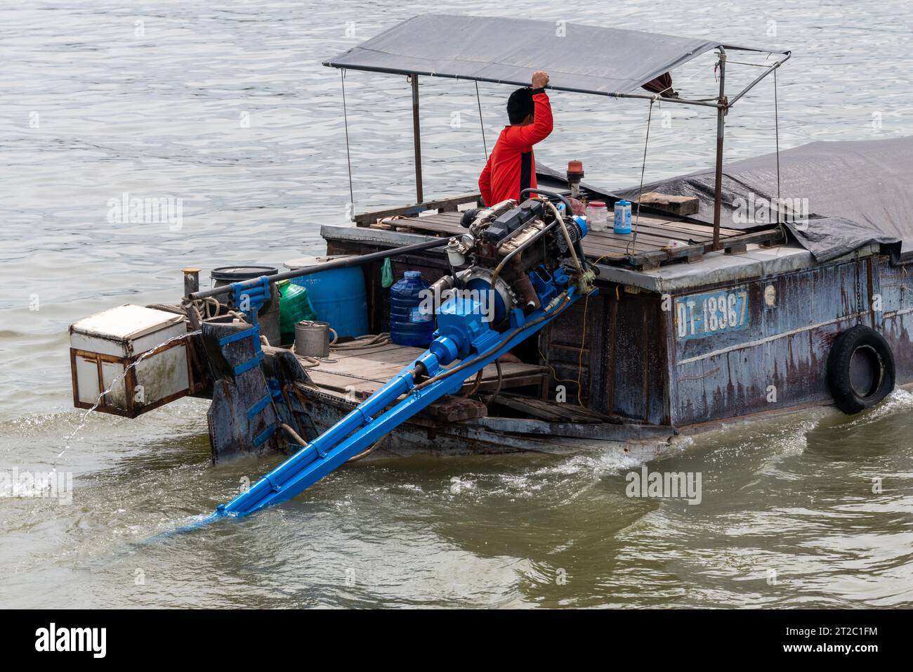 Motore a coda lunga su chiatta, Vietnam Foto Stock