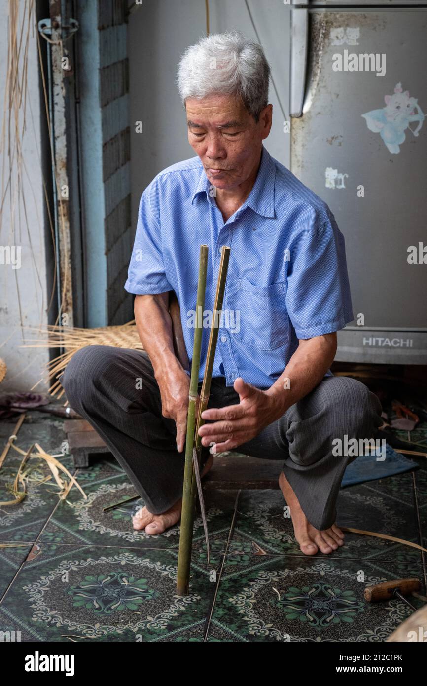 Spaccatura di bambù per cestini per tessitura, Delta del Mekong, Vietnam Foto Stock