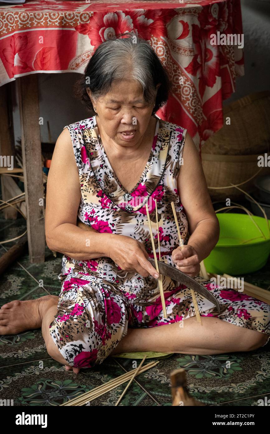 Spaccatura di bambù per cestini per tessitura, Delta del Mekong, Vietnam Foto Stock