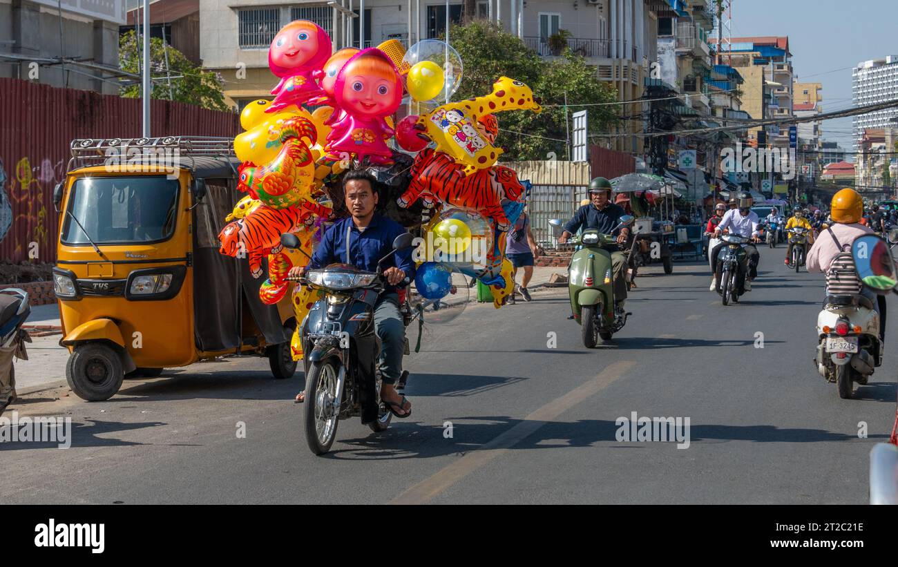 Venditore di mongolfiere in bicicletta a Phnom Penh City Foto Stock