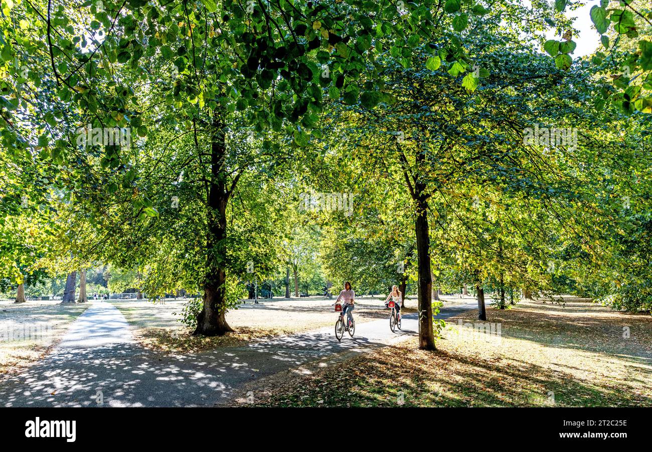 People Cycling a Hyde Park Londra, Regno Unito Foto Stock