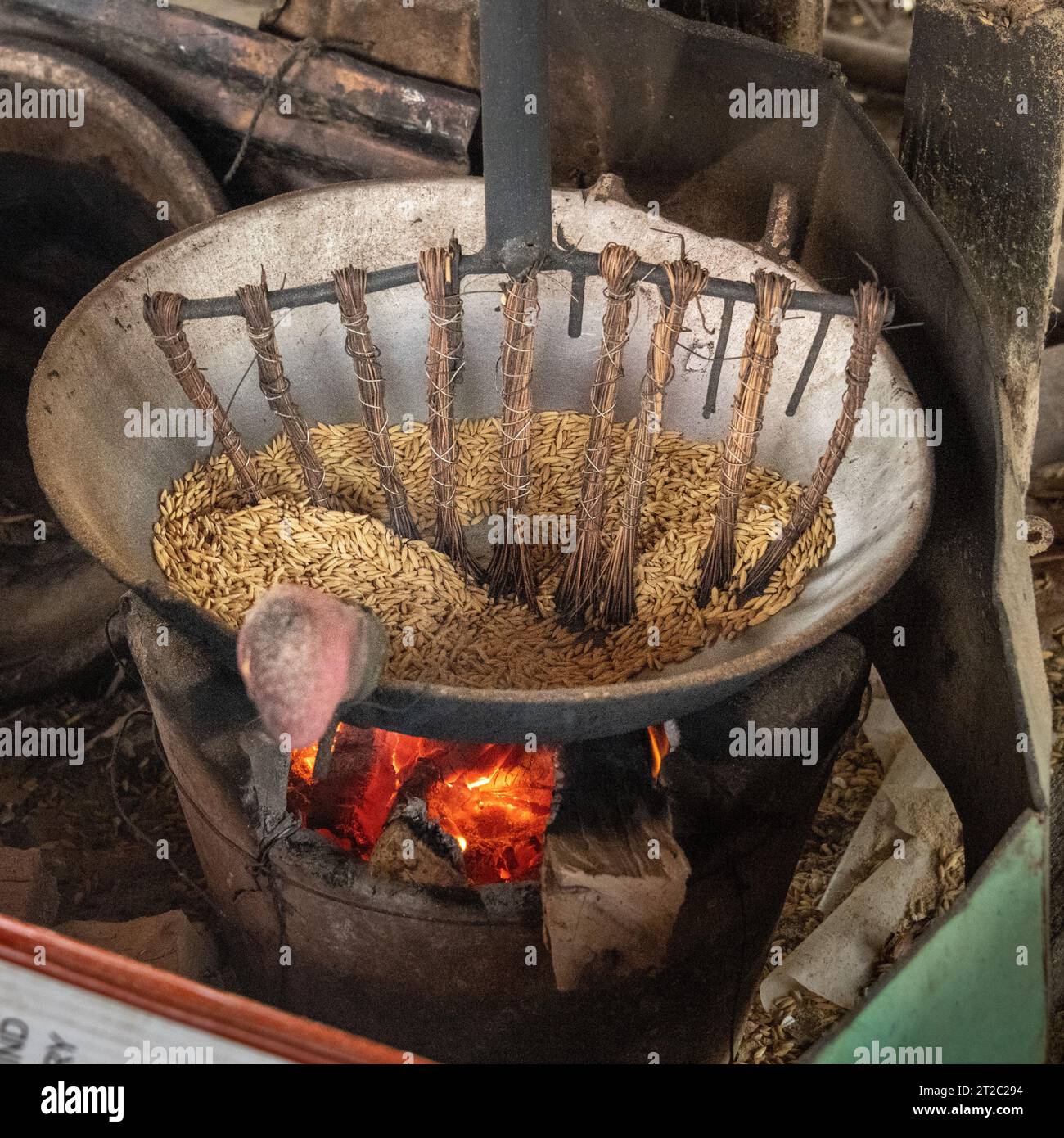 Piattening Rice, in Cambogia rurale Foto Stock