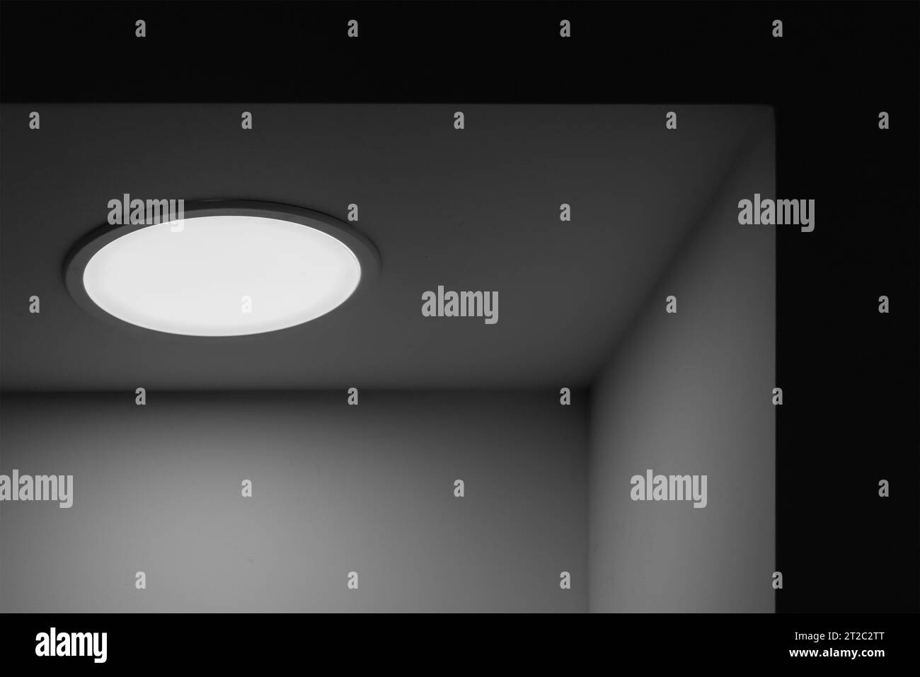 Interni minimali astratti con portale luminoso rotondo, foto di sfondo dell'architettura in bianco e nero Foto Stock