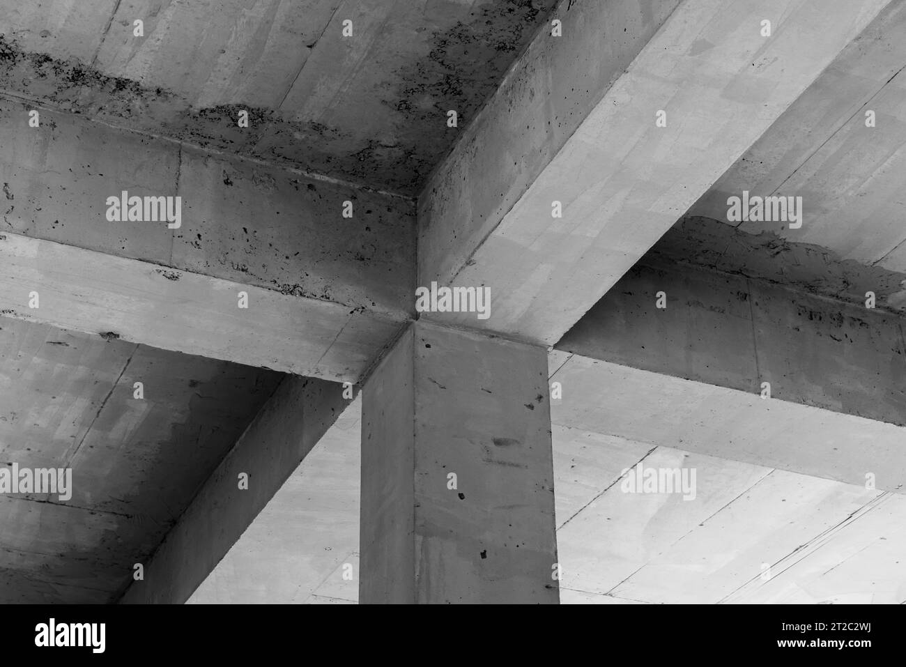 Fondo interno in calcestruzzo astratto, costruzione a soffitto con travi e montante quadrato Foto Stock
