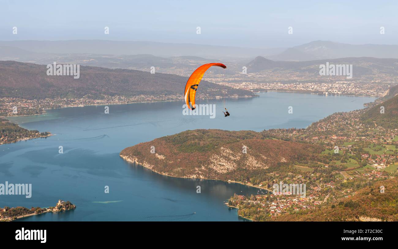 Parapendio sopra il lago di Annecy, in autunno, in alta Savoia, Francia Foto Stock