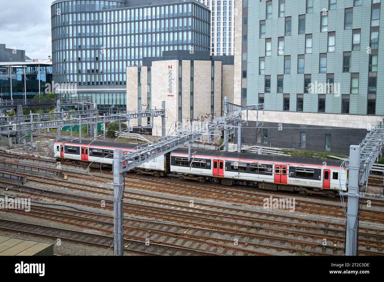 Binari ferroviari presso la stazione centrale di Cardiff Cardiff, Galles del Sud, Regno Unito Foto Stock