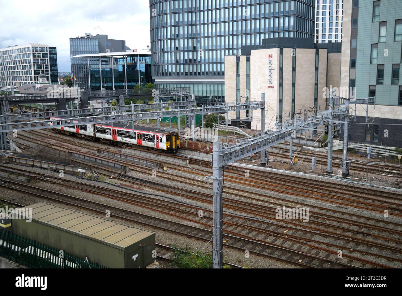 Binari ferroviari presso la stazione centrale di Cardiff Cardiff, Galles del Sud, Regno Unito Foto Stock