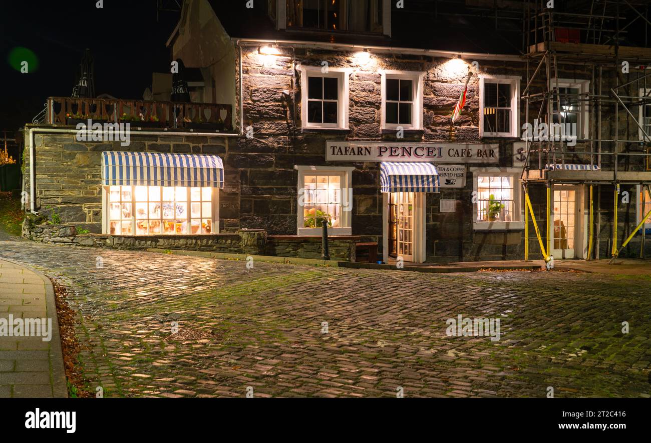 Pencei Cafe Bar, 17-18 Corn Hill, Porthmadog, Gwynedd, Galles del Nord. Immagine scattata nell'ottobre 2023. Foto Stock