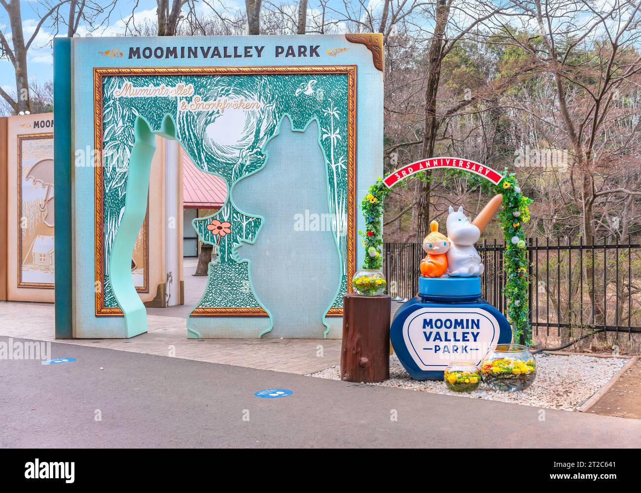 giappone, saitama - marzo 26 2023: Luogo di foto nel parco giapponese della MoominValley che ritrae libri di racconti ritagliati con le sagome di moomin e una pentola d'inchiostro Foto Stock