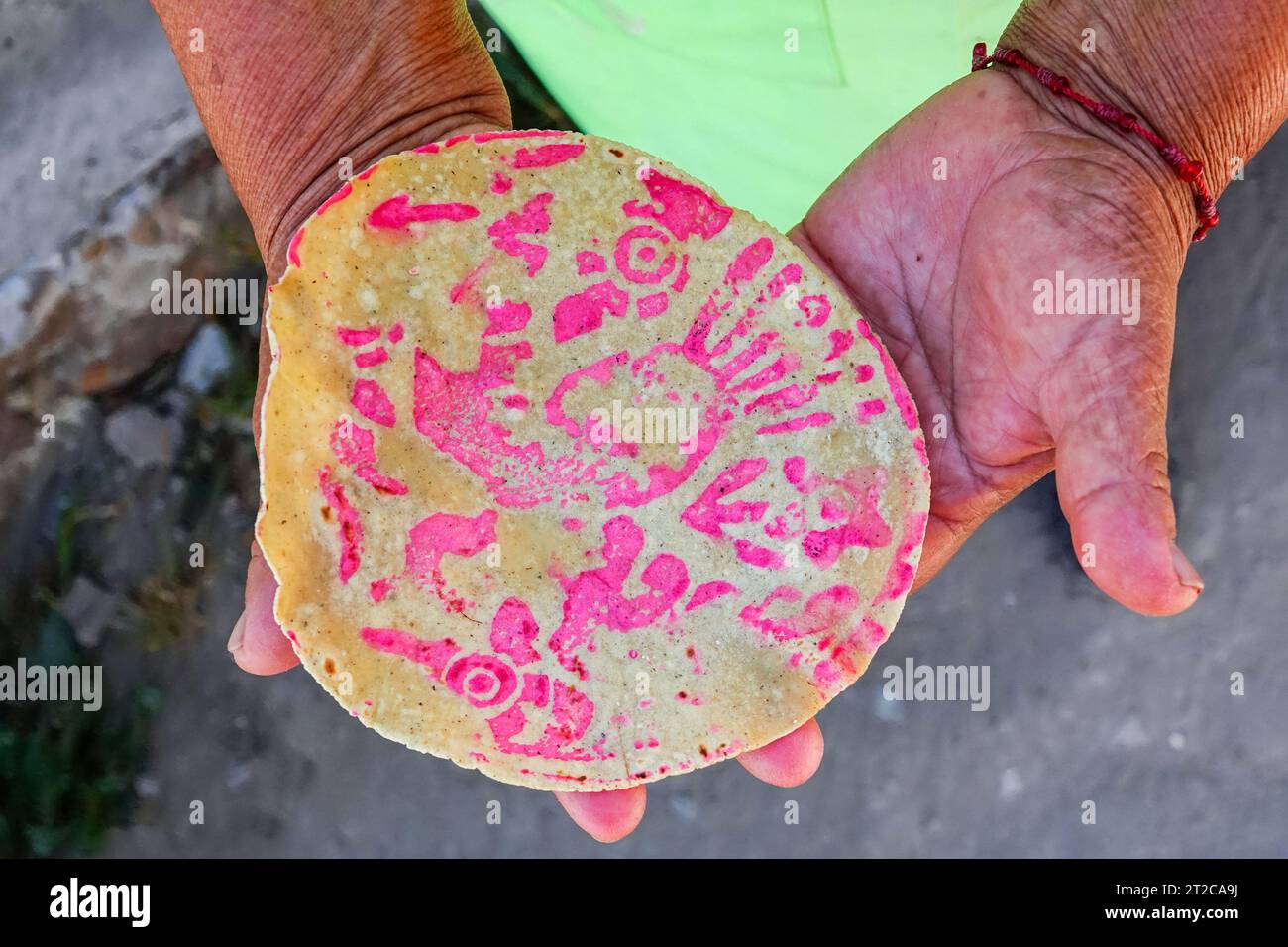 Tortillas Ceremoniales con un design Otomí indigeno realizzato con succo di barbabietola presso la cooperativa femminile El salto Salud Indigena fuori San Miguel de Allende, Messico. Foto Stock