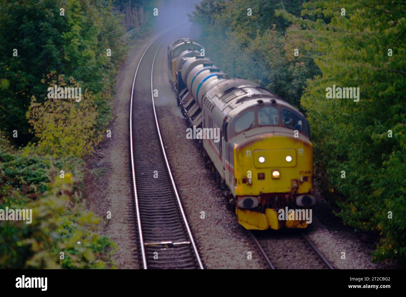 Classe 37419 sul treno Rail Head Treatment presso Crichton Road Bridge, York, Yorkshire, Inghilterra Foto Stock
