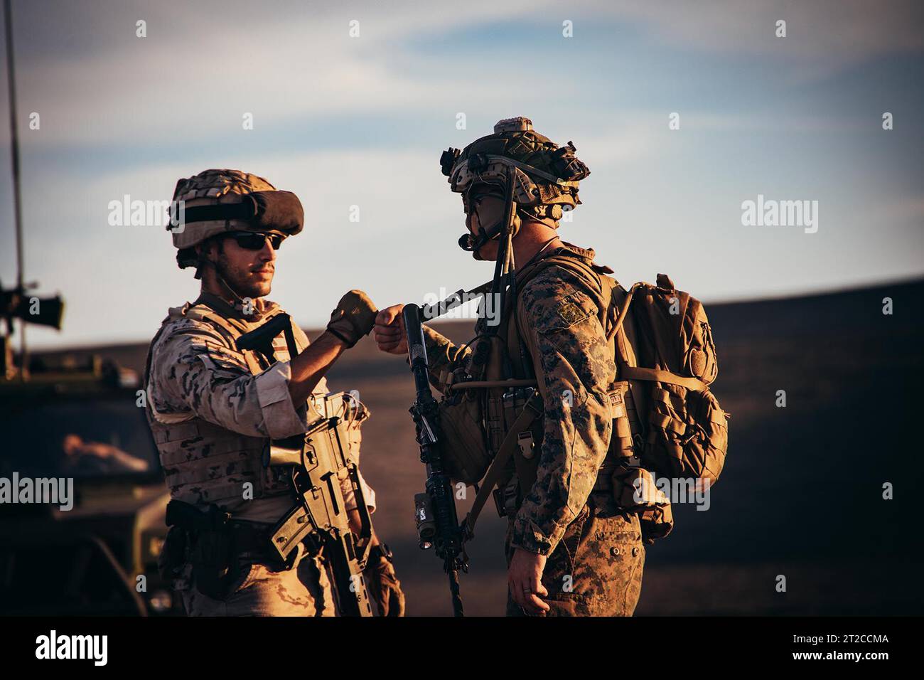 Spagna. 2 ottobre 2023. Adam White, 26th Marine Expeditionary Unit, Battalion Landing Team 1/6 Charlie Company Commander, discute tattiche con un membro delle forze armate spagnole durante un assalto anfibio multilaterale integrato come parte di un esercizio bilaterale spagnolo, Rota, Spagna, 2 ottobre 2023. La nave anfibia della classe San Antonio USS Mesa Verde (LPD 19), assegnata al Bataan Amphibious Ready Group e imbarcata sulla 26th Marine Expeditionary Unit (Special Operations Command), sotto il comando e il controllo della Task Force 61/2, è in un dispiegamento programmato nella Nava statunitense Foto Stock