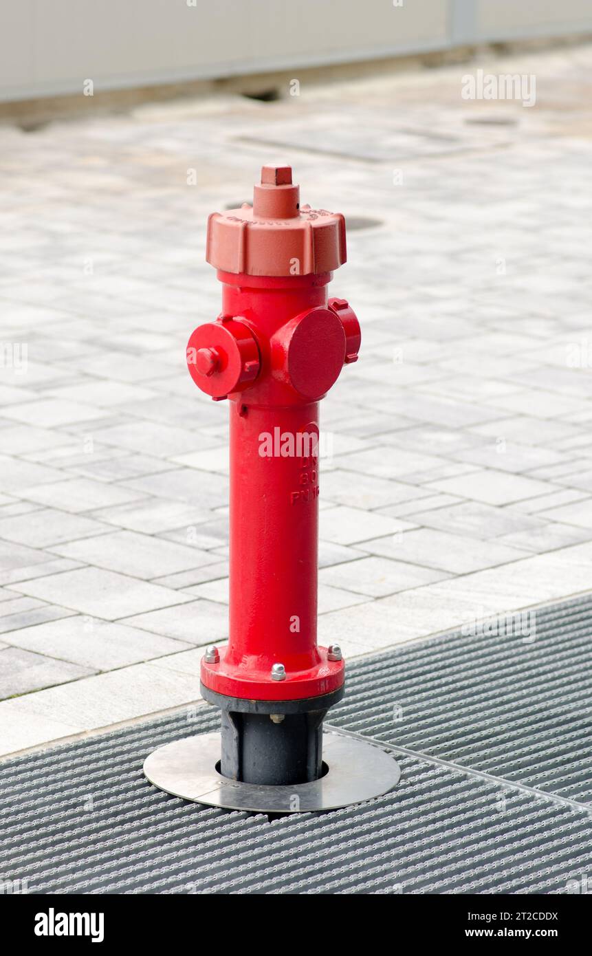 idrante rosso per strada, sicurezza antincendio degli edifici. Foto Stock