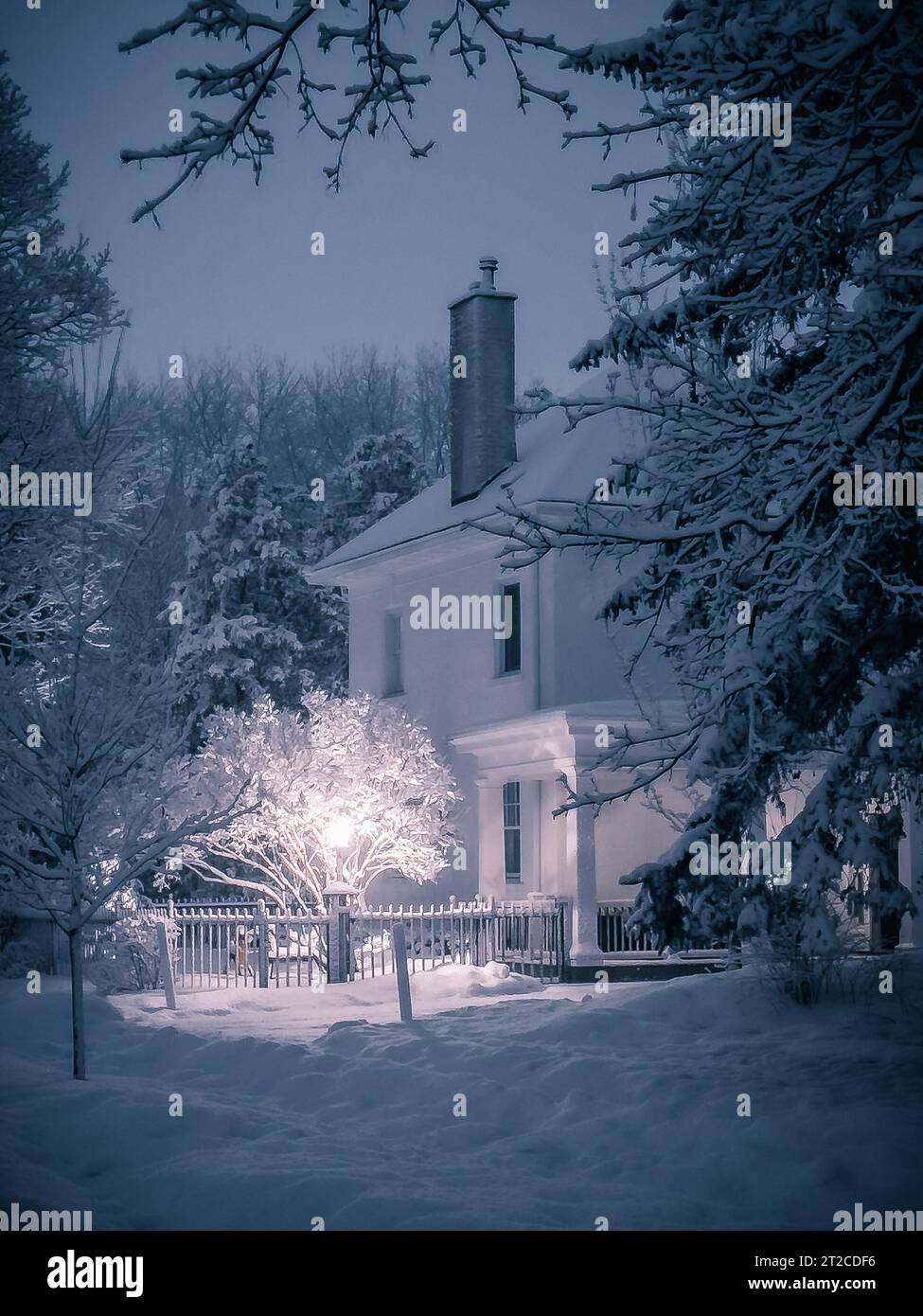 Casa bianca circondata da meraviglie invernali di notte, Ottawa, Ontario, Canada Foto Stock