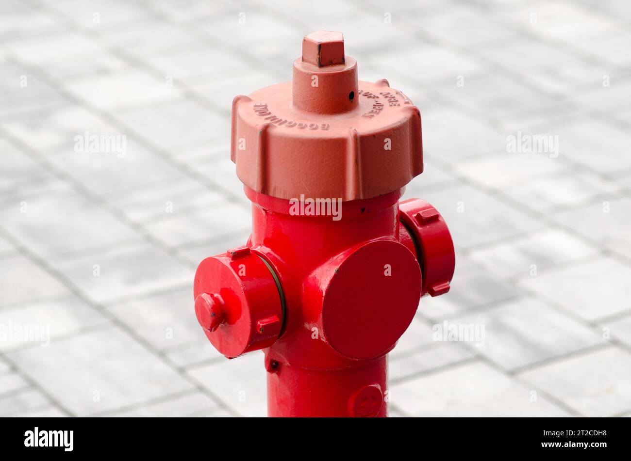 idrante rosso per strada, sicurezza antincendio degli edifici. Foto Stock