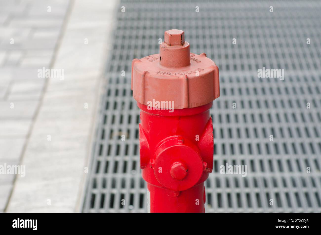 idrante rosso per strada, sicurezza antincendio degli edifici. Foto Stock