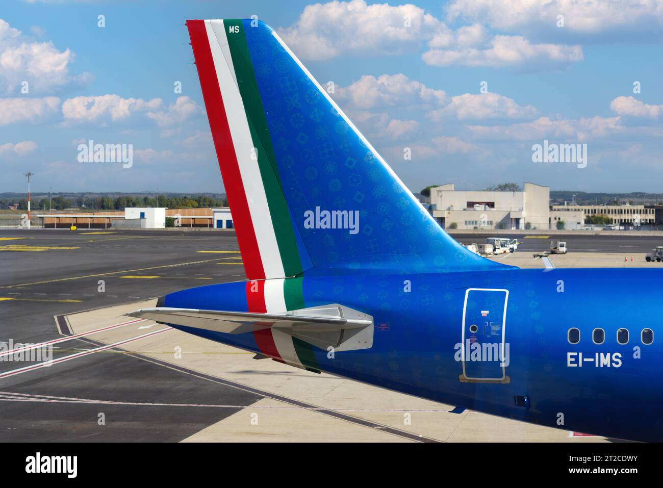 ITA Airways Airbus A319-111 con registrazione EI-IMS mostrata ad un gate all'Aeroporto Internazionale Leonardo da Vinci di Fiumicino. Foto Stock