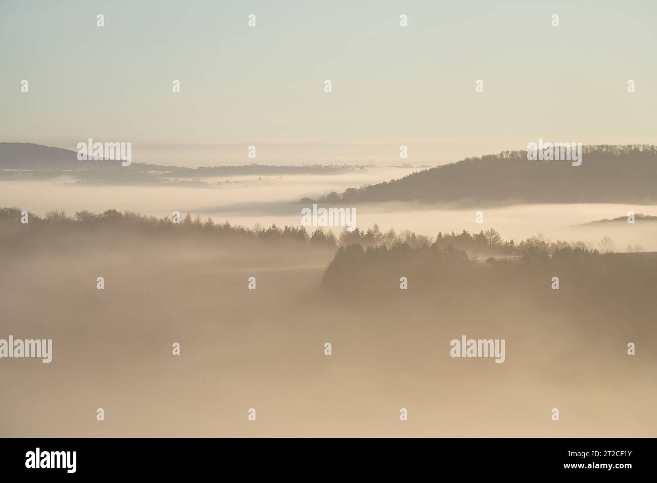 Drammatiche condizioni di nebbia all'alba nella Clun Valley, South Shropshire, Inghilterra, Regno Unito Foto Stock