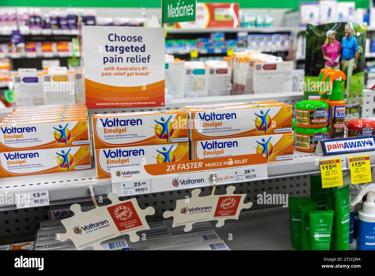 Gel di sollievo dal dolore muscolare Voltaren in vendita in una farmacia australiana, Sydney, Australia Foto Stock