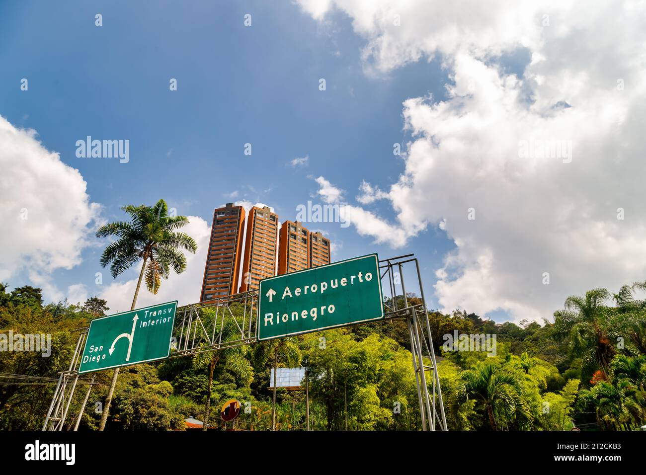 Cartello stradale indicante l'aeroporto di Medellin, Colombia Foto Stock