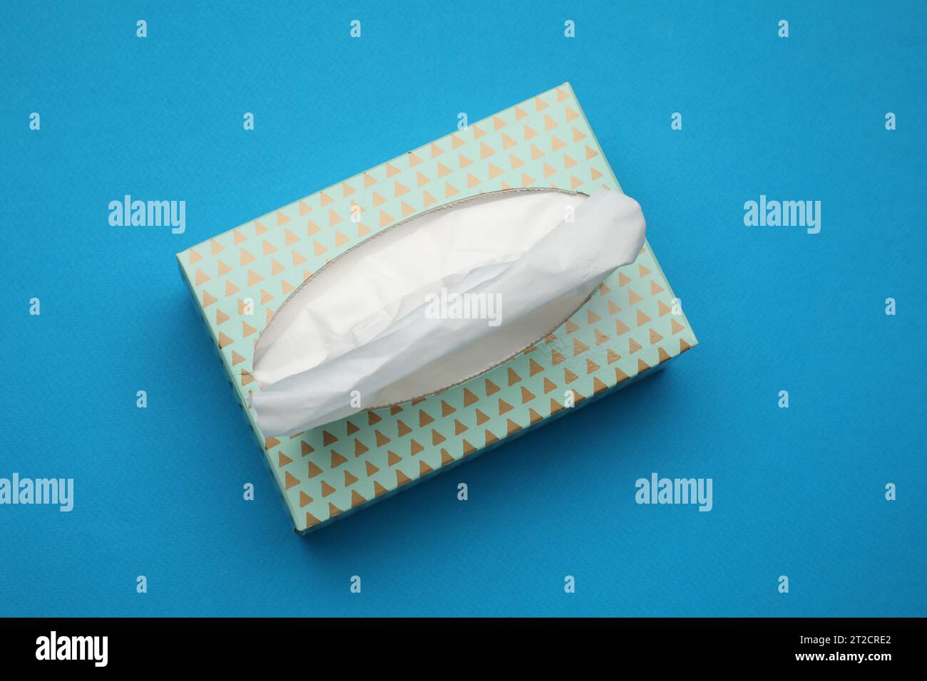 Scatola di fazzoletti di carta su sfondo azzurro, vista dall'alto Foto Stock