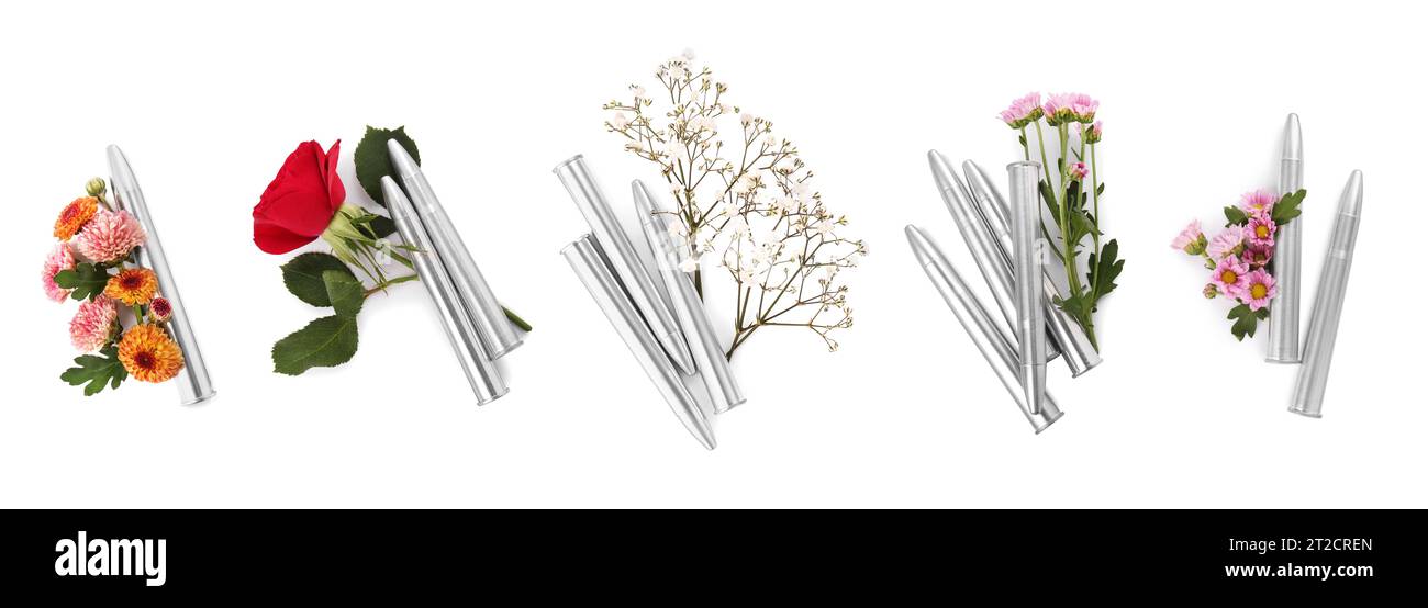 Set di proiettili e bellissimi fiori isolati su bianco, vista dall'alto Foto Stock
