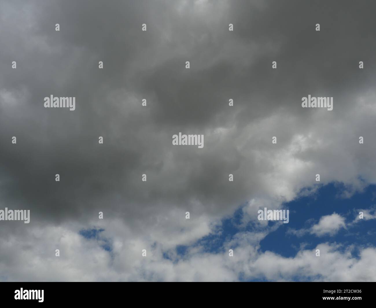 Cumulonimbus formazioni di nubi sul cielo tropicale , Nimbus movimento , sfondo astratto dal fenomeno naturale e nuvole grigie hunk , della Thailandia Foto Stock