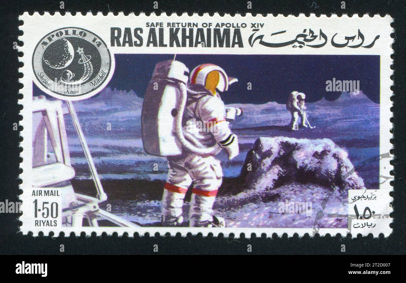 RAS AL KHAIMA - CIRCA 1972: Timbro stampato da Ras al Khaima, mostra Apollo 14 e superficie lunare, circa 1972 Foto Stock
