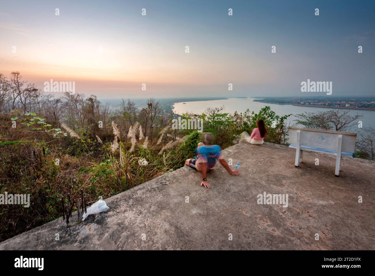 Pakse, Laos-17 febbraio 2023-alla base dell'iconico monumento dorato, in alto sopra Pakse, viaggiatori, adoratori e turisti, rilassati e goditi il divertimento Foto Stock