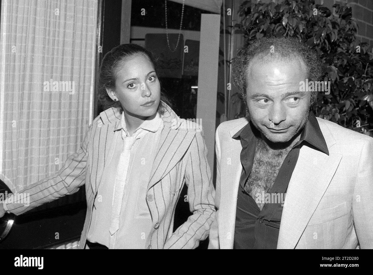**FOTO DEL FILE** Burt Young è morto. Burt Young e Monica Damien, anni '1980 circa Credito: Ralph Dominguez/MediaPunch Foto Stock