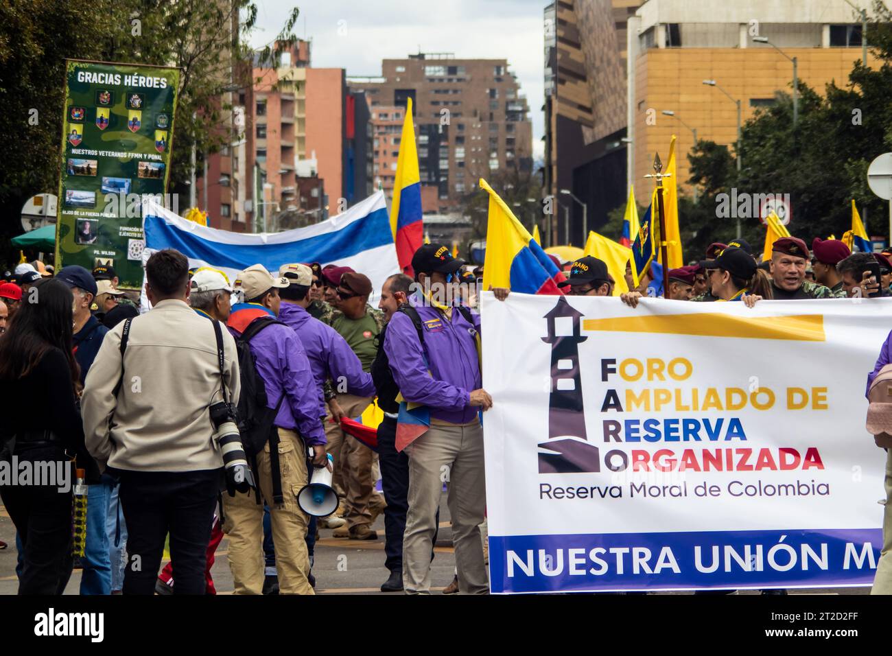 Bogotà, Colombia - 18 ottobre 2023. Protesta pacifica contro i membri della riserva attiva delle forze militari e di polizia di Bogotà in Colombia Foto Stock