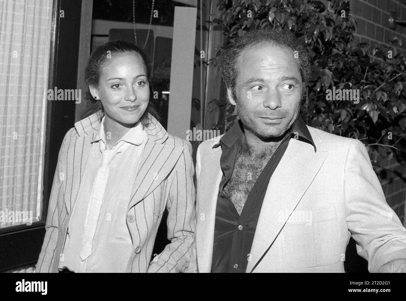 **FOTO DEL FILE** Burt Young è morto. Burt Young e Monica Damien circa 1980 s. Copyright: XRalphxDominguez/MediaPunchx Credit: Imago/Alamy Live News Foto Stock