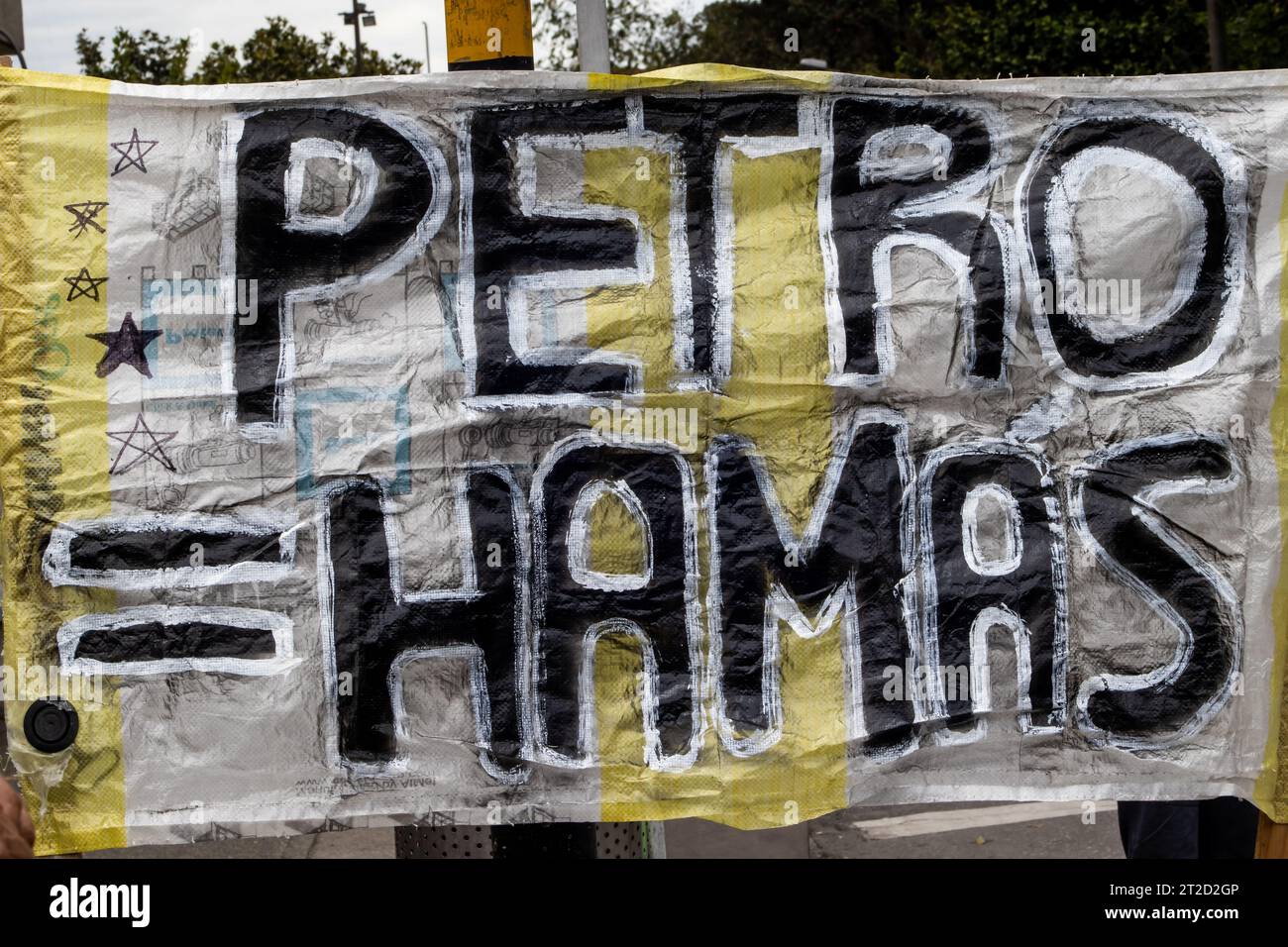 Bogotà, Colombia - 18 ottobre 2023. Firma alla protesta pacifica dei membri della riserva attiva delle forze militari e di polizia a Bogotà Colo Foto Stock