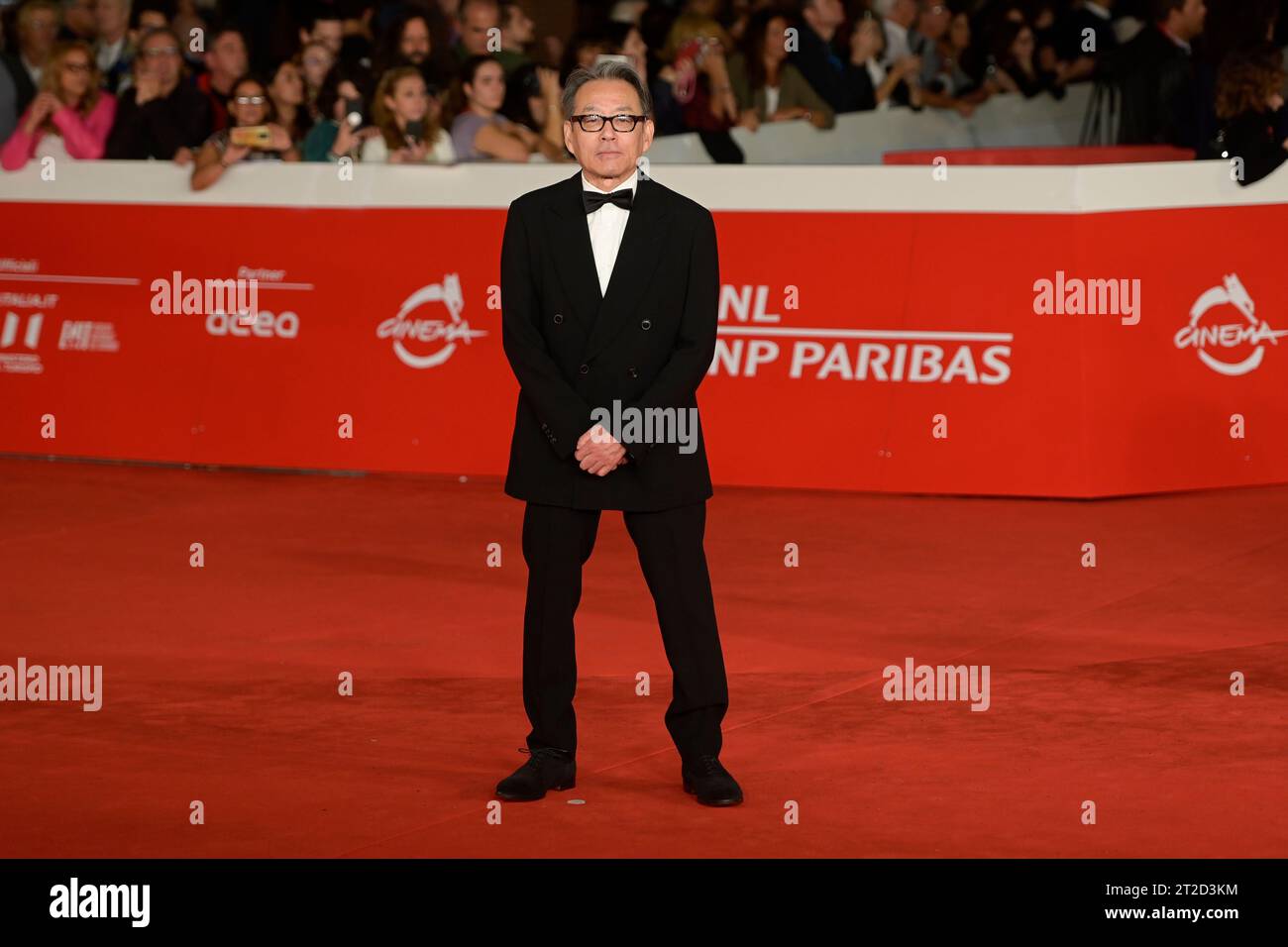 Roma, Italia. 18 ottobre 2023. Shigeru Umebayashi partecipa al Red carpet della cerimonia di apertura della Festa del Cinema di Roma 2023 presso l'Auditorium Parco della musica. (Foto di Mario Cartelli/SOPA Images/Sipa USA) credito: SIPA USA/Alamy Live News Foto Stock