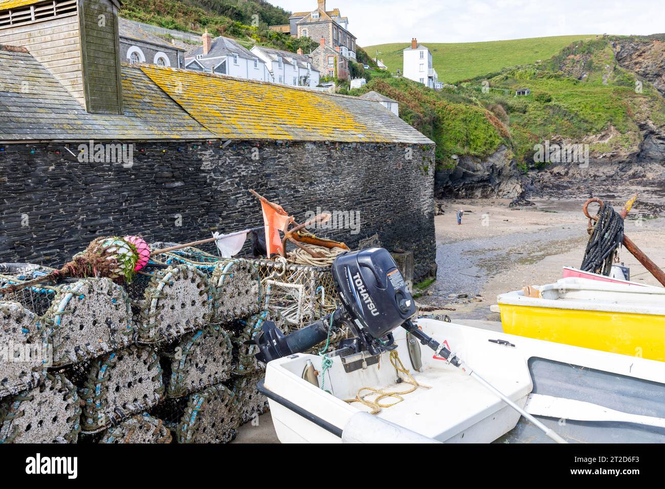 Port Isaac, villaggio di pescatori della Cornovaglia, con vasi di aragosta e granchio, la costa della Cornovaglia è famosa per i turisti, poiché la serie Doc Martin è stata girata qui, Inghilterra, Regno Unito Foto Stock
