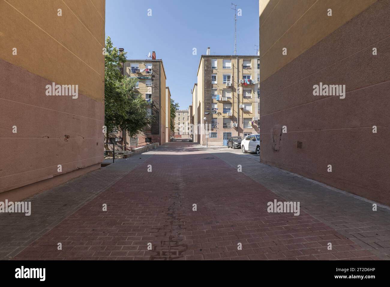 Passeggiata pedonale tra gli edifici di una colonia residenziale costruita negli anni '1950 Foto Stock